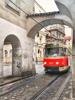 著名旅游城市布拉格的城市有轨电车图片素材免费下载