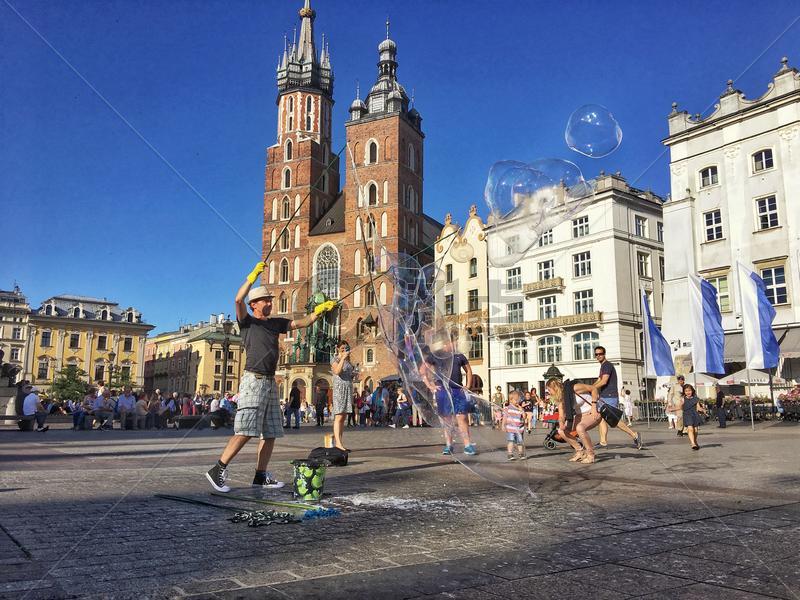 波兰克拉科夫老城广场泡泡表演图片素材免费下载
