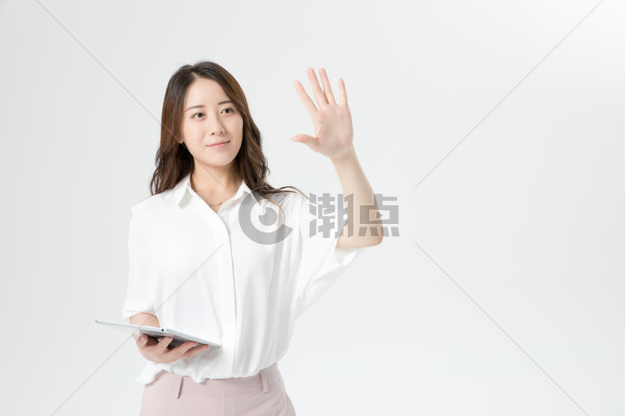 商务女性使用平板电脑图片素材免费下载