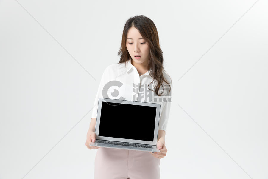 商务女性电脑展示图片素材免费下载