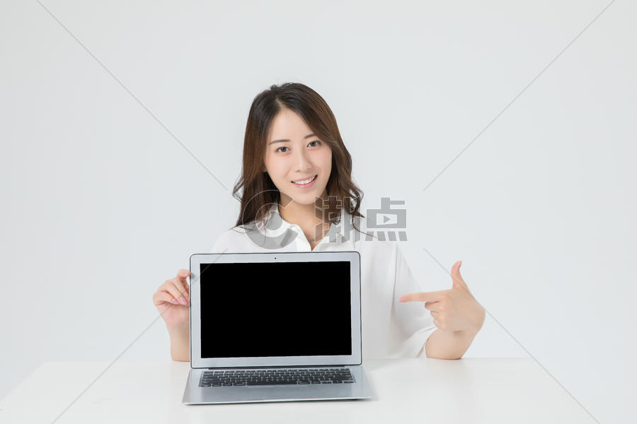 商务女性电脑办公图片素材免费下载