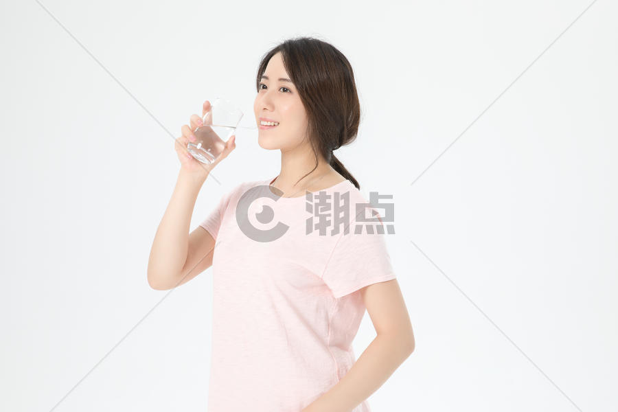 居家女性喝水健康图片素材免费下载