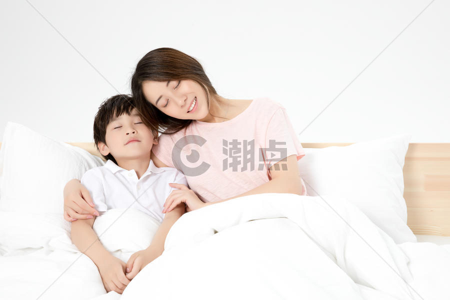 母子拥抱睡觉图片素材免费下载