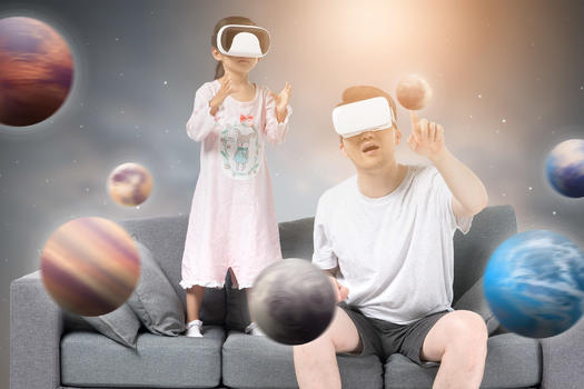 父女一起玩VR眼镜图片素材免费下载