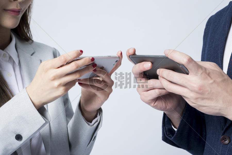 商务男女玩手机图片素材免费下载