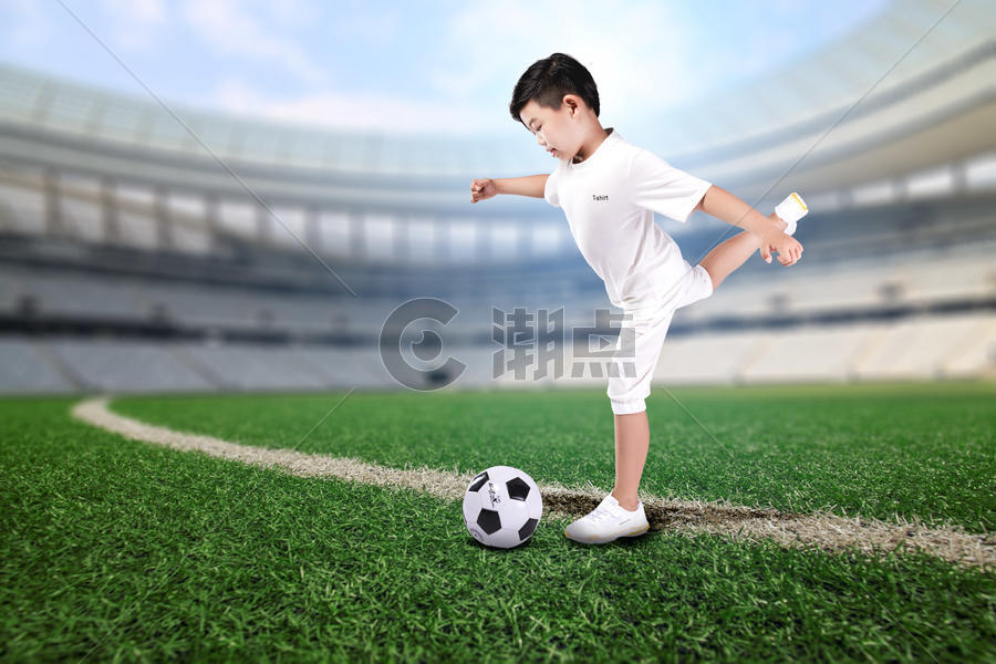 踢足球的小孩子图片素材免费下载