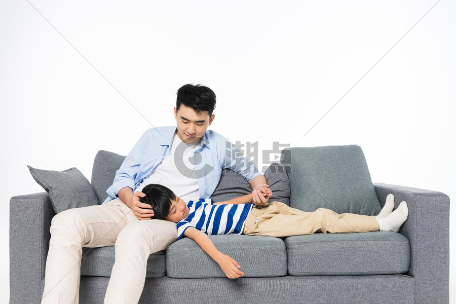 沙发上爸爸陪着儿子睡觉图片素材免费下载