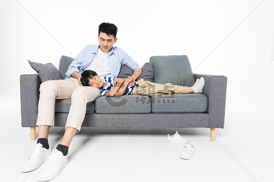 沙发上爸爸陪着儿子睡觉图片素材免费下载