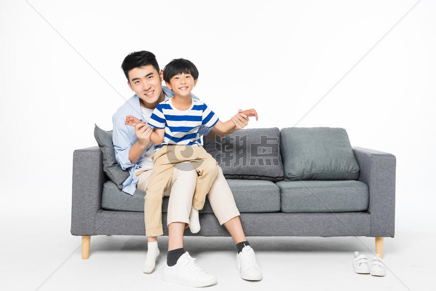 沙发上父亲抱着孩子图片素材免费下载