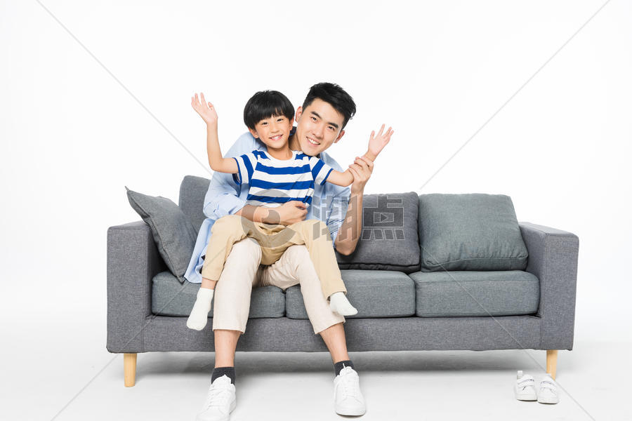 沙发上父亲抱着孩子图片素材免费下载