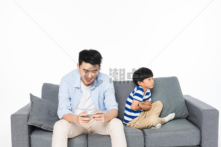 沙发上闹别扭的父子摄影图6240*4160图片素材免费下载-编号830001-潮点视频