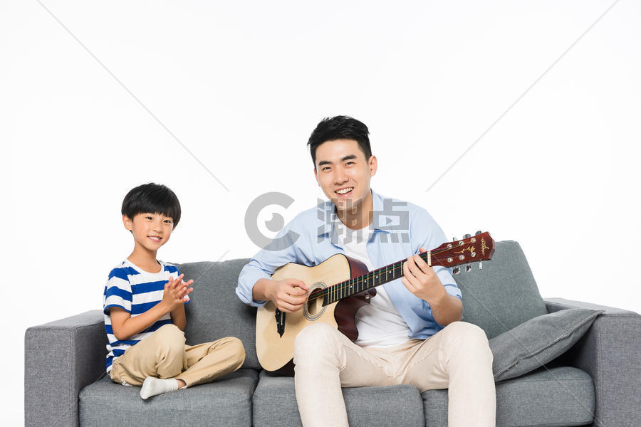 沙发上父子弹吉它图片素材免费下载