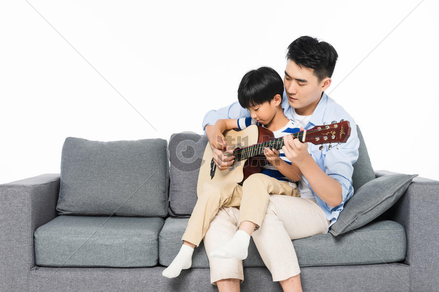 沙发上父子弹吉它图片素材免费下载