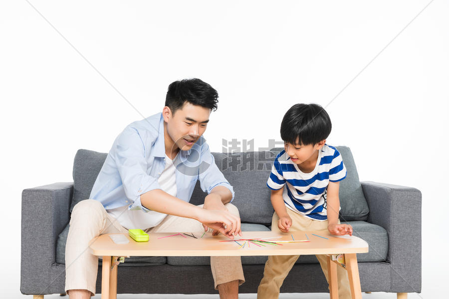 沙发上父子玩挑棍游戏图片素材免费下载