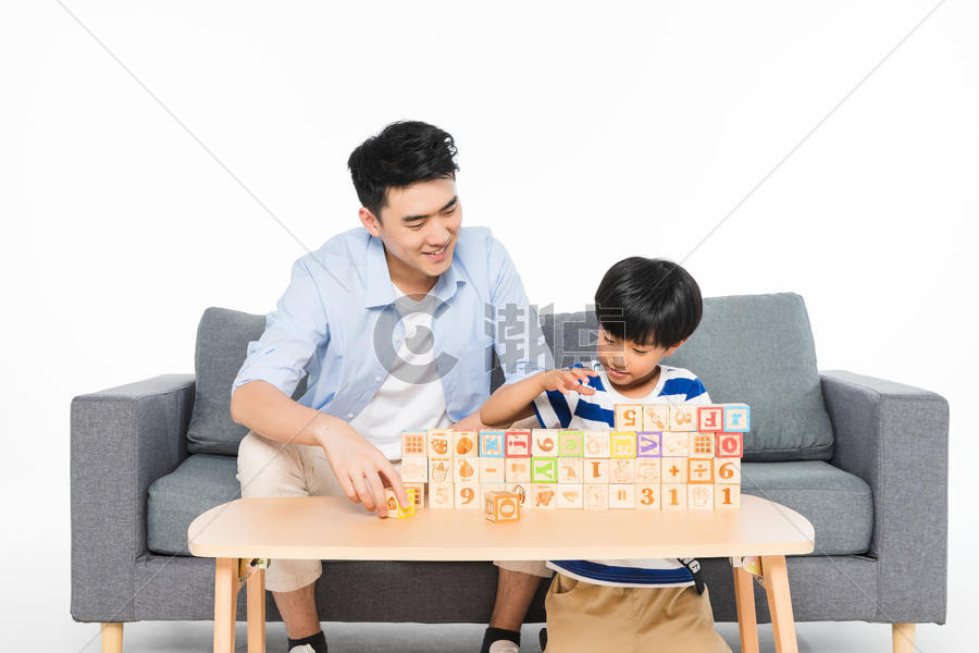 沙发上父子玩积木图片素材免费下载