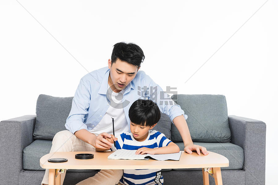 沙发上父亲教孩子写毛笔字图片素材免费下载