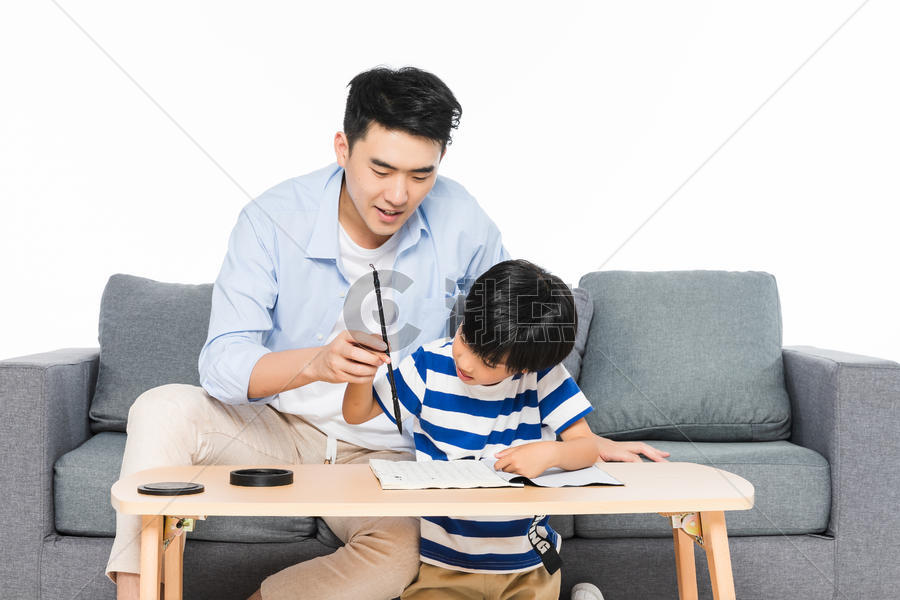 沙发上父亲教孩子写毛笔字图片素材免费下载