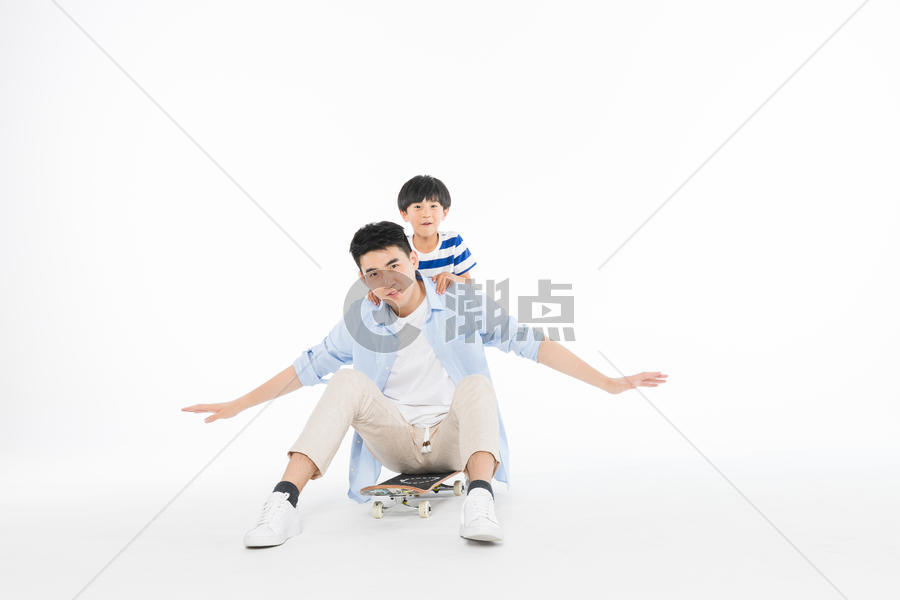 爸爸和儿子玩滑板图片素材免费下载