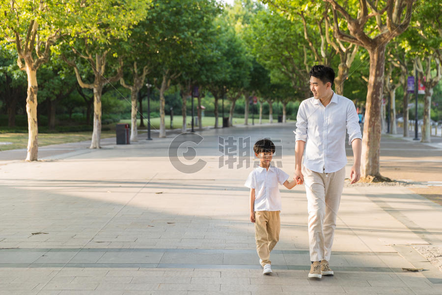 公园里父子牵手散步图片素材免费下载