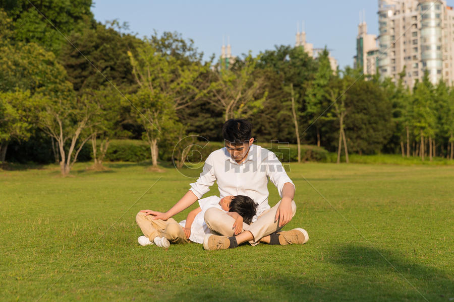 公园里孩子在父亲身边休息图片素材免费下载