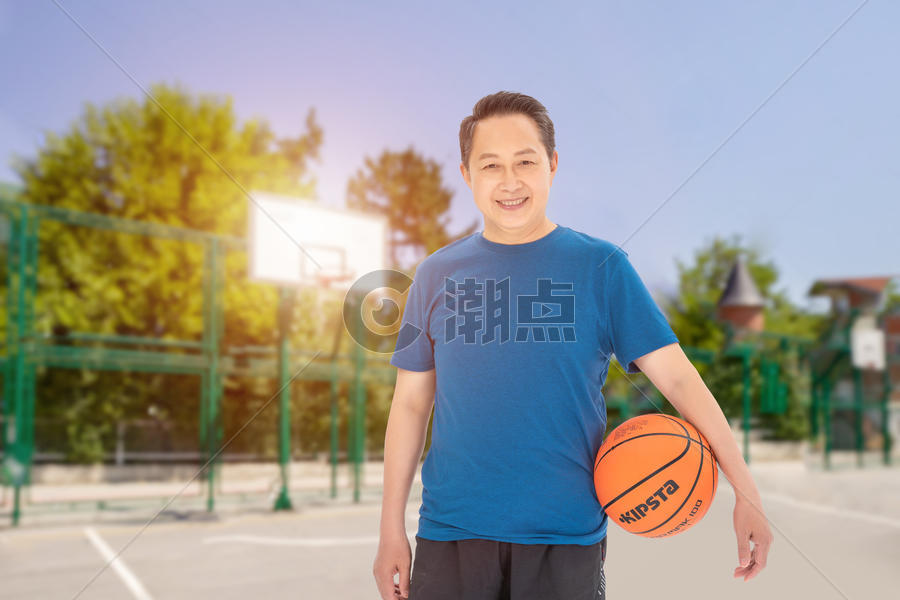 篮球场的老年人图片素材免费下载