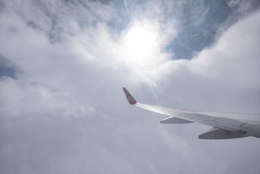 云中的飞机机翼图片素材免费下载