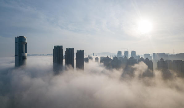 平流雾下的高楼图片素材免费下载