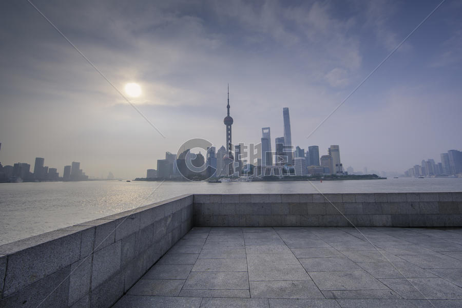 上海黄浦江的东方明珠图片素材免费下载