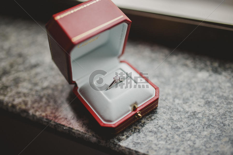 窗台上的求婚戒指图片素材免费下载