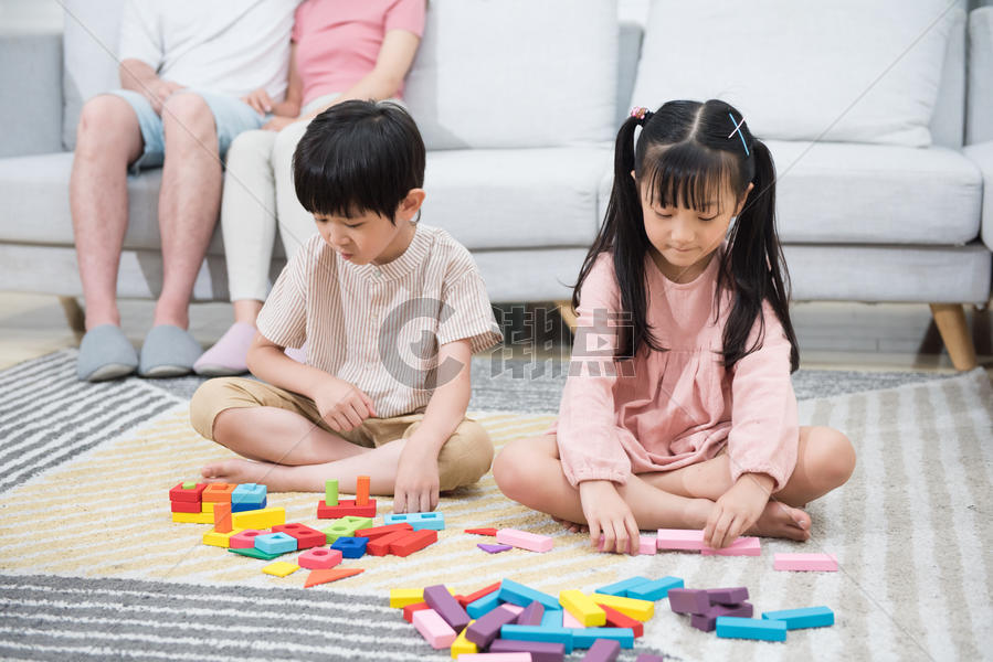 父母陪伴孩子玩积木图片素材免费下载