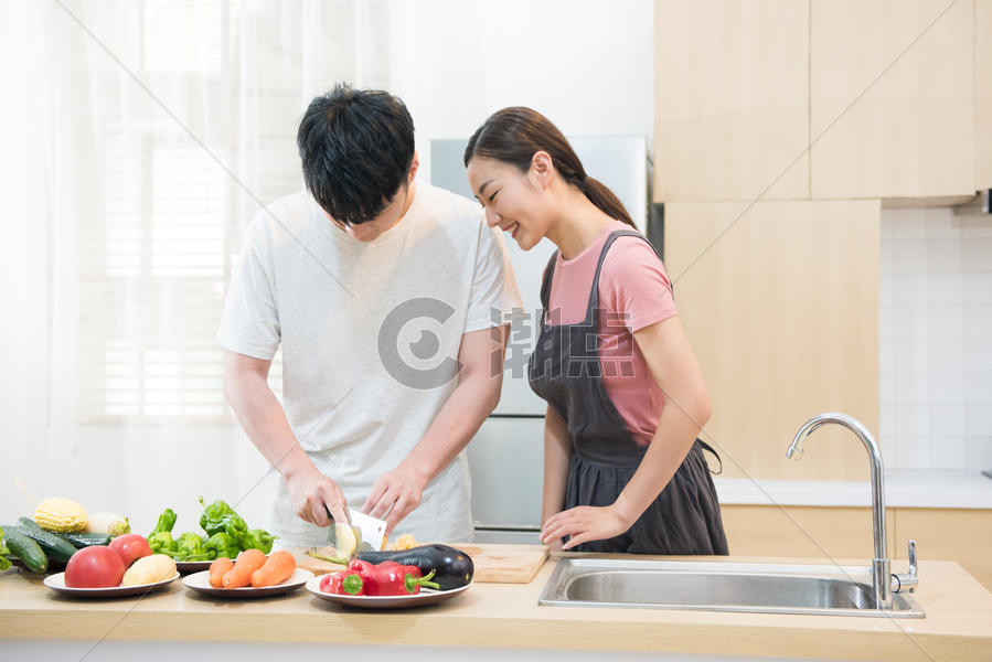 年轻夫妇厨房做饭图片素材免费下载