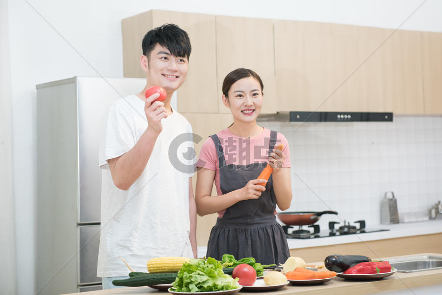 年轻夫妇厨房做饭图片素材免费下载