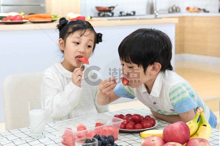 孩子在餐桌上吃水果图片素材免费下载
