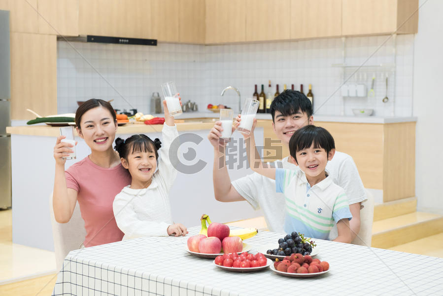 一家人厨房用餐图片素材免费下载