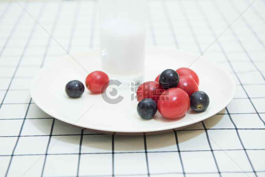 餐桌上的水果和牛奶图片素材免费下载