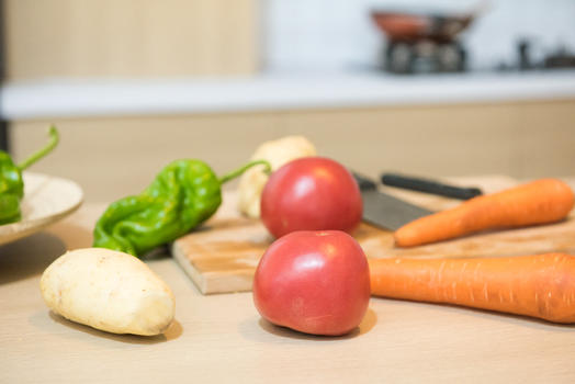 餐柜上的新鲜蔬菜图片素材免费下载
