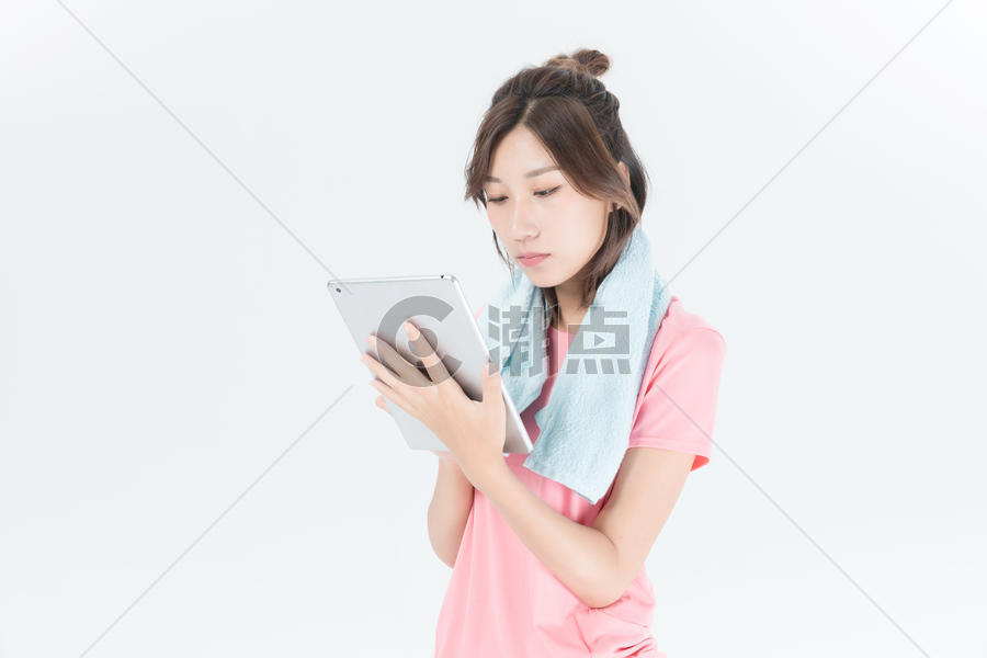 运动女性玩平板电脑图片素材免费下载