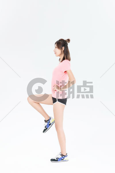 运动女性高抬腿图片素材免费下载