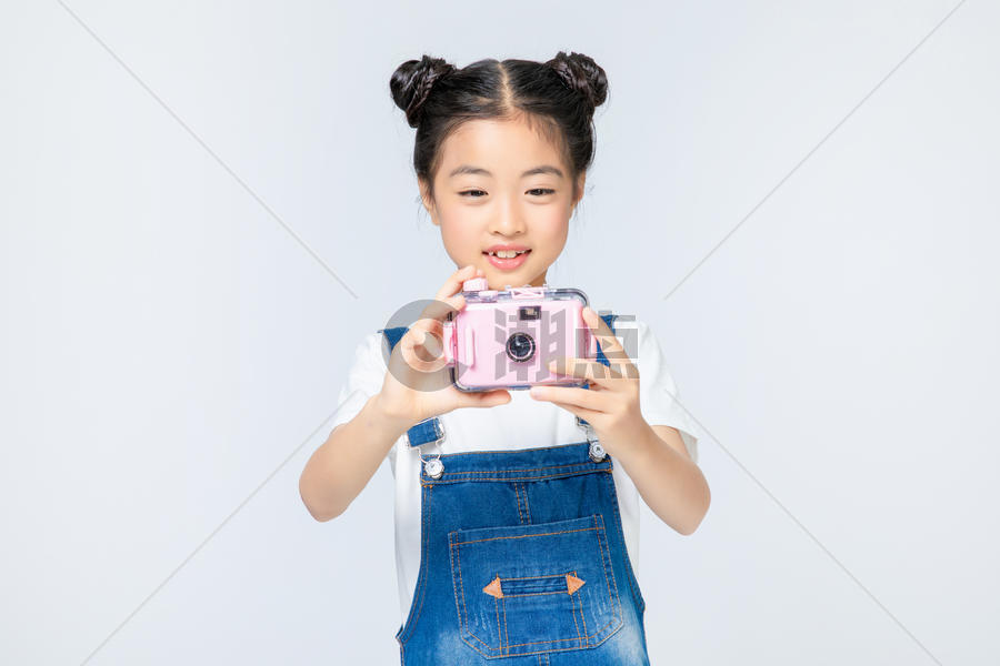 小女孩拍照图片素材免费下载