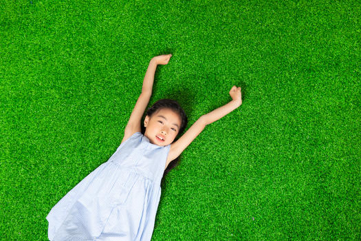 躺草地的小女孩图片素材免费下载