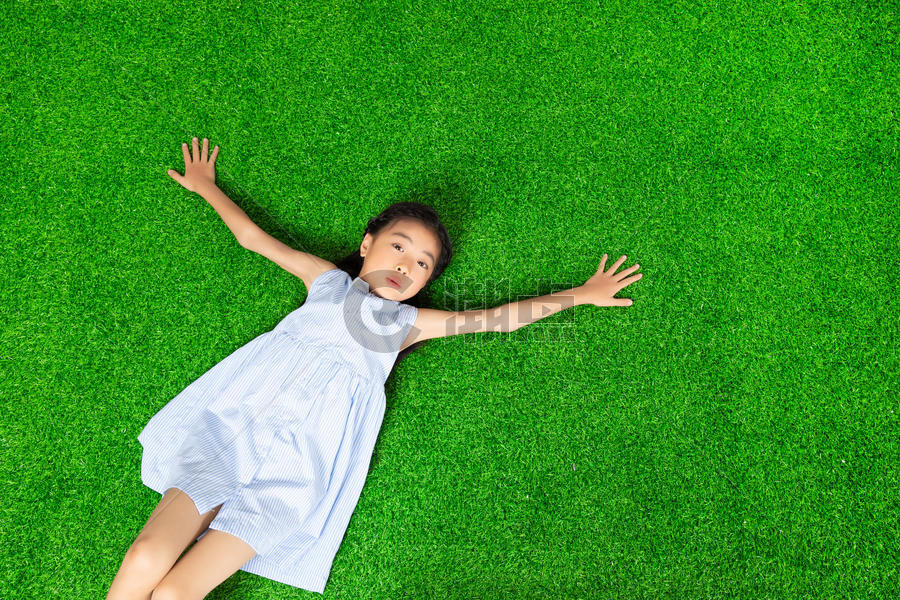 躺草地的小女孩图片素材免费下载