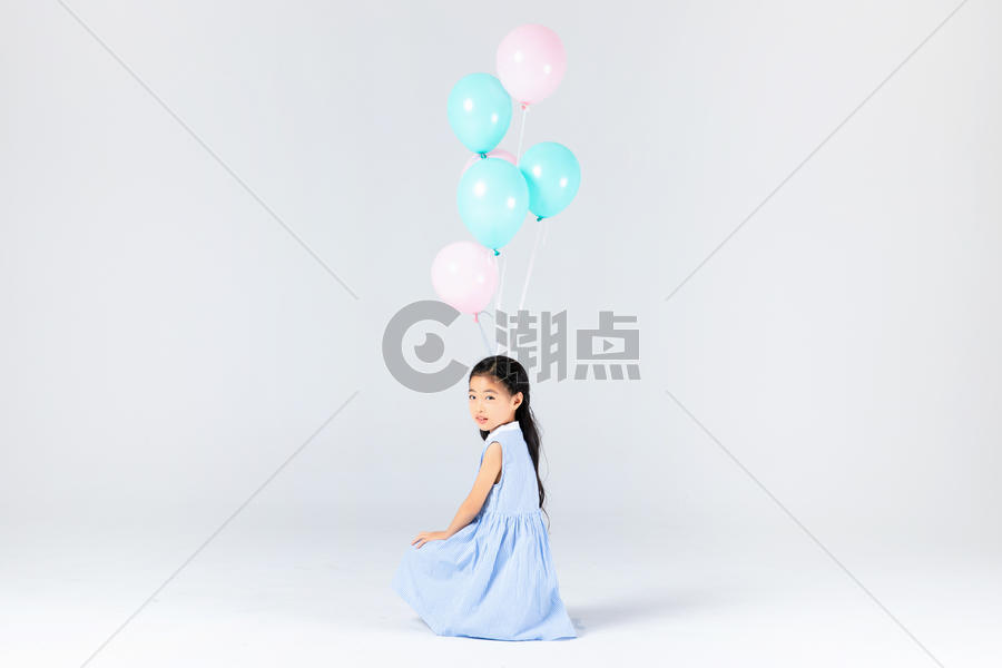 拿气球的小女孩图片素材免费下载