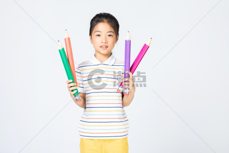 儿童教育拿铅笔的女孩图片素材免费下载