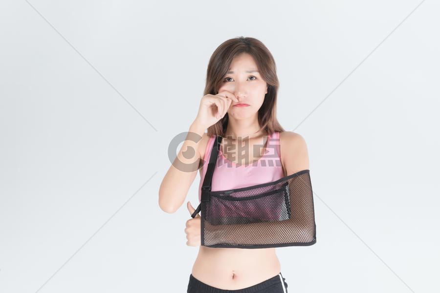 骨折女性手臂吊带图片素材免费下载