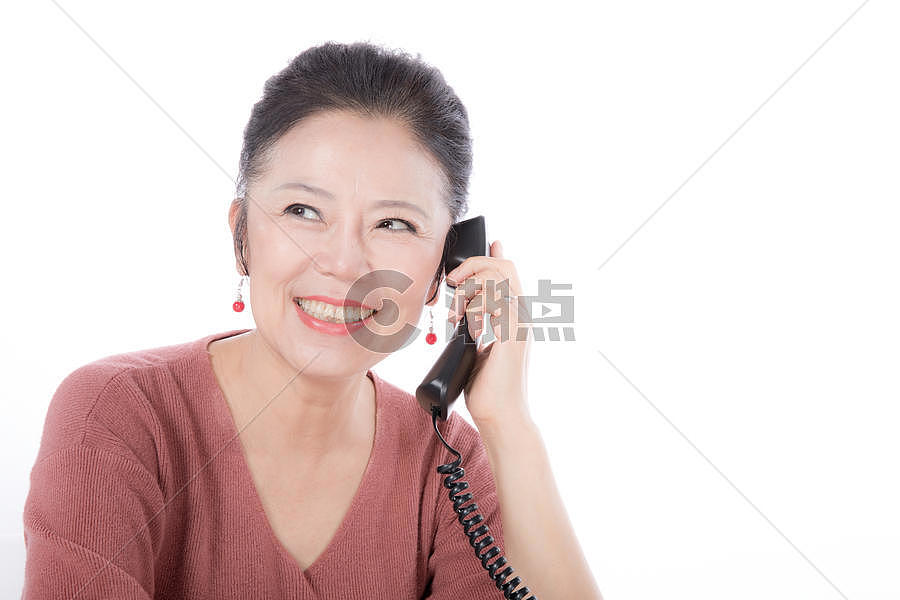 老年女性打电话图片素材免费下载