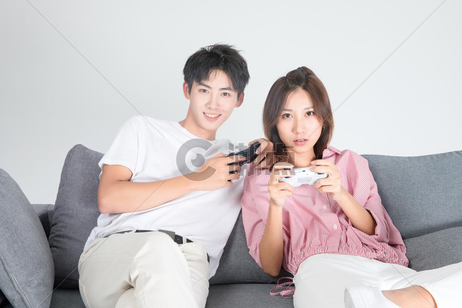 情侣居家玩游戏图片素材免费下载