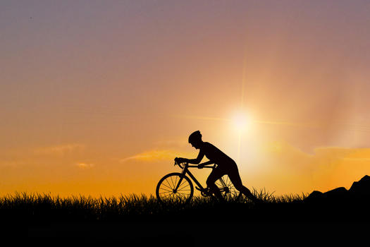 夕阳下骑自行车人物剪影图片素材免费下载
