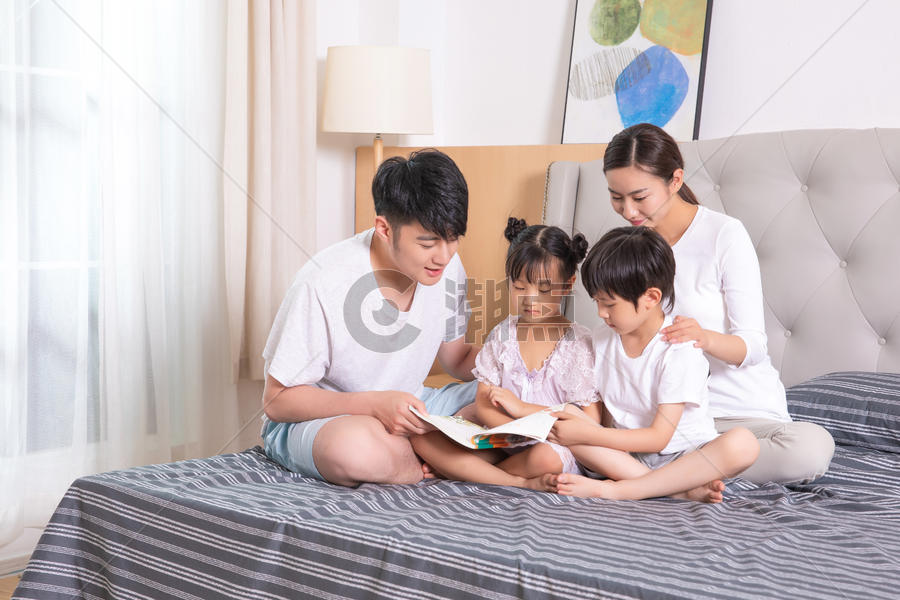 家庭生活卧室看书图片素材免费下载