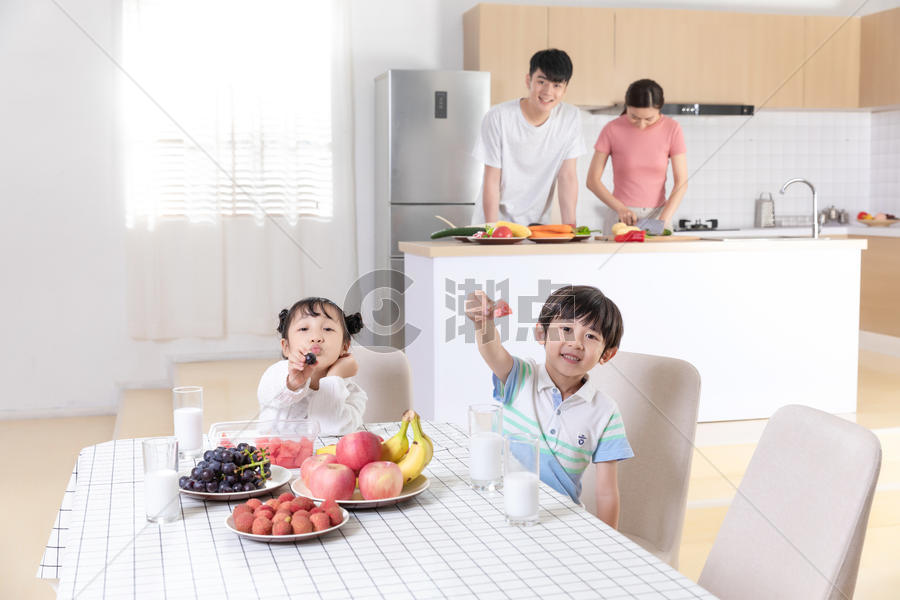 家庭生活吃水果图片素材免费下载