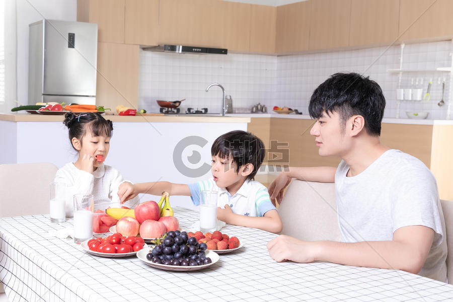 家庭生活吃水果图片素材免费下载